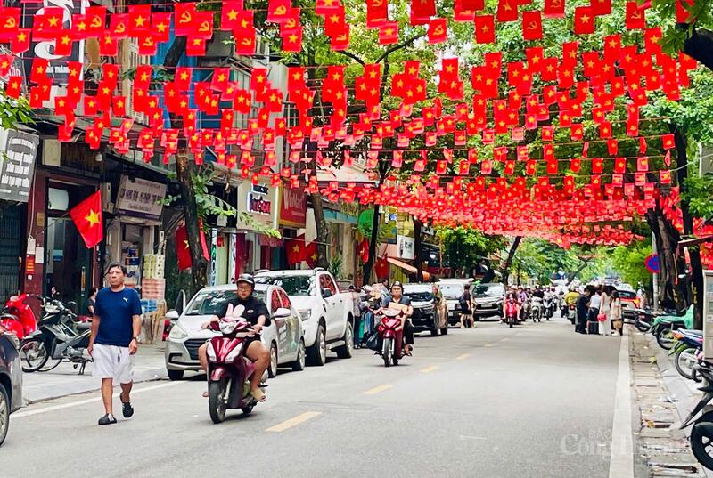 Phố Đường Thành phấp phới sắc đỏ.