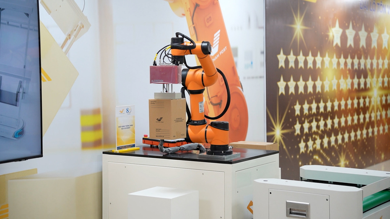 Kho hàng thông minh với hệ thống robot tự động (AGV robot) của Bưu điện Việt Nam - giải pháp hiện đại giúp tối ưu vận hành, nâng cao tốc độ xử lý hàng hóa nhanh chóng, chính xác, an toàn. Ảnh: Vietnam Post