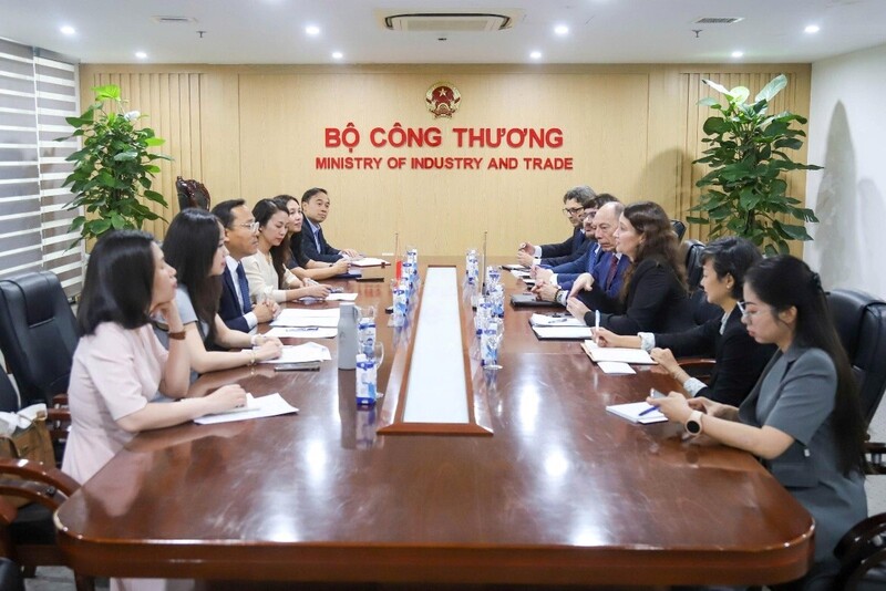 Toàn cảnh buổi Ok88vip tỷ lệ kèo World Cup 2026 giữa Thứ trưởng Nguyễn Hoàng Long và Đại sứ Valeria Csukasi, Thứ trưởng Bộ Ngoại giao Uruguay. Ảnh: Moit.gov.vn