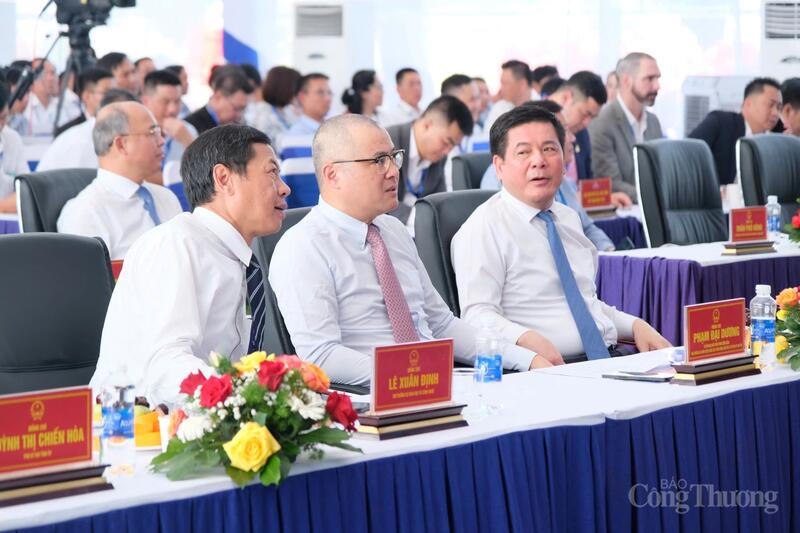 Các đồng chí lãnh đạo bộ, ngành Trung ương dự Lễ công Dự án đầu tư Liên minh Okvip có bao nhiều trang Cảng Bãi Gốc và Dự án đầu tư Liên minh Okvip có bao nhiều trang và kết cấu hạ tầng Khu OKLVIE sản phẩm thuộc hệ thống OKVIP là trang web tổ chức phát sóng bóng đá trực tiếp, live casino , nỗ hũ, bắn cá Hoà Tâm tại xã Hoà Xuân, tỉnh Đắk Lắk. Ảnh: Lê Sơn