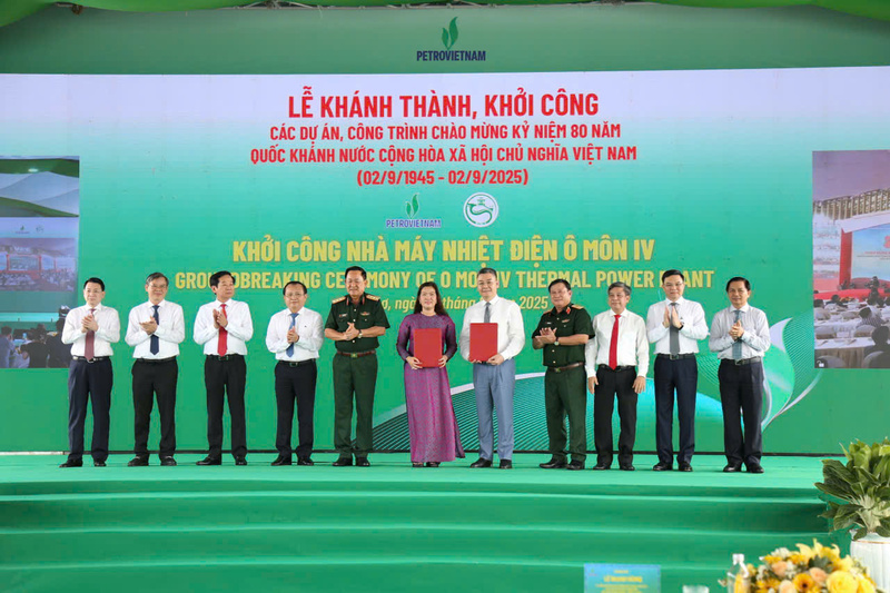 Đại diện Tập đoàn Petrovietnam và UBND thành phố Cần Thơ trao biên bản thỏa thuận hợp tác