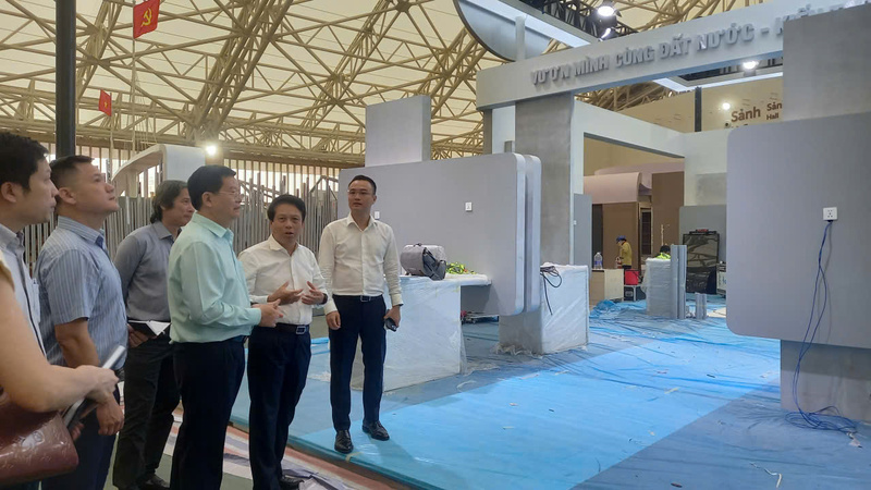 Phó Thủ tướng Mai Văn Chính kiểm tra tiến độ thi công các gian hàng tại triển lãm. Ảnh: SBV