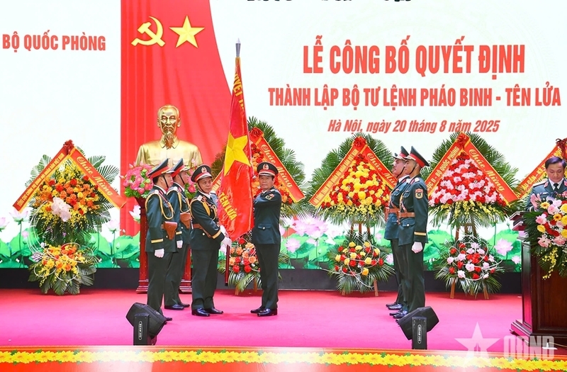 Đại tướng Nguyễn Tân Cương trao Quân kỳ Quyết thắng cho Bộ Tư lệnh Pháo binh - Tên lửa. Ảnh: QĐND