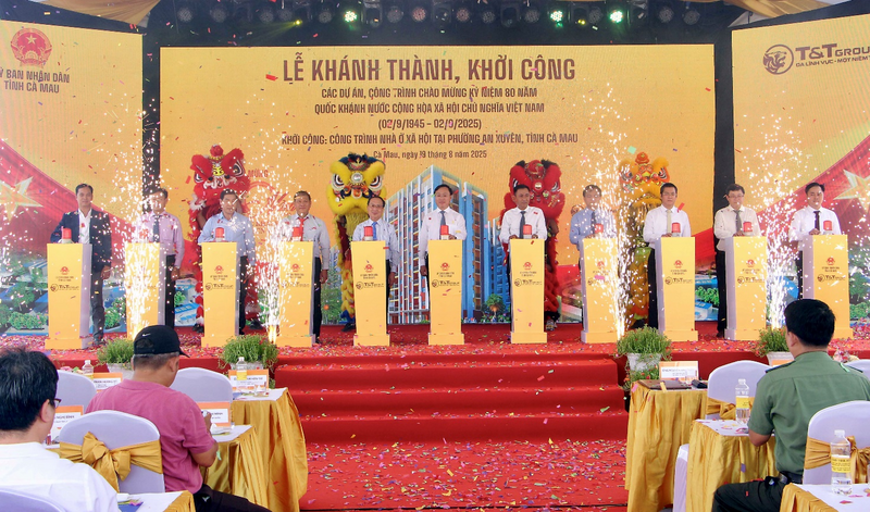 Các đại biểu thực hiện nghi lễ khởi công công trình nhà ở xã hội tại phường An Xuyên, tỉnh Cà Mau