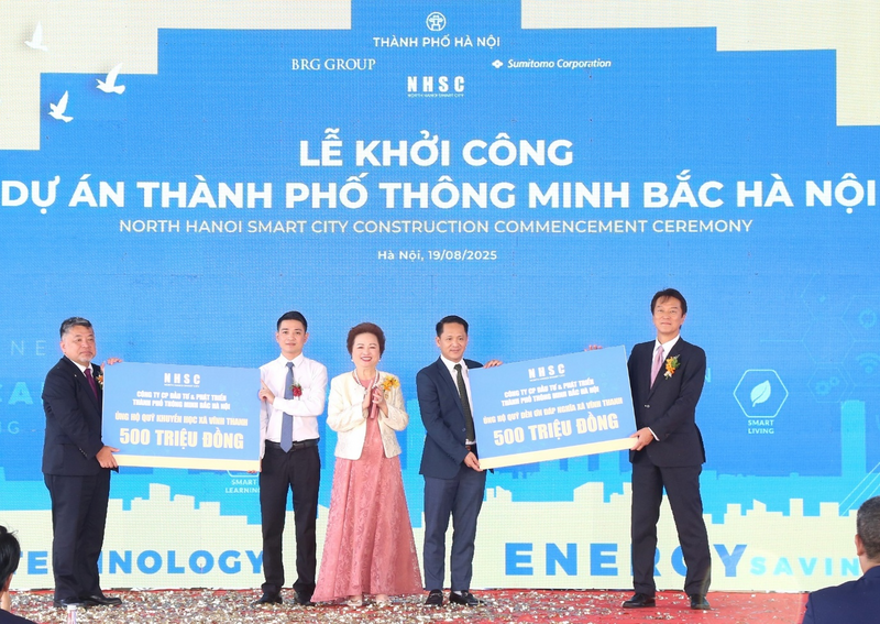 Lãnh đạo Công ty Cổ phần Đầu tư và Phát triển Thành phố Thông minh Bắc Hà Nội trao 1 tỷ đồng ủng hộ hoạt động an sinh – xã hội của xã Vĩnh Thanh, gồm 500 triệu đồng cho Quỹ Khuyến học khuyến tài và 500 triệu đồng cho quỹ Đền ơn đáp nghĩa.