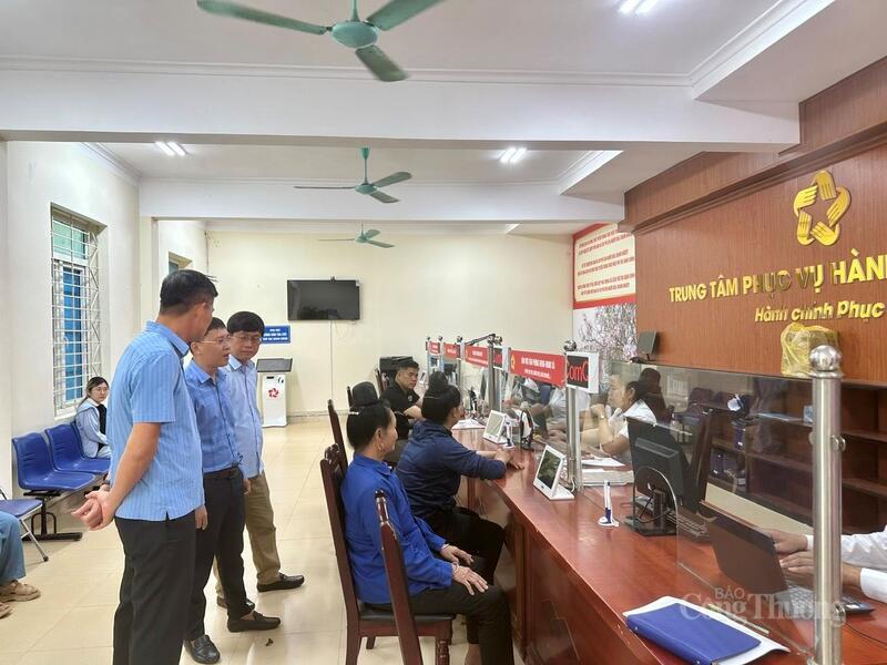 Ông Nguyễn Nguyễn Văn Thịnh, Phó Cục trưởng Cục Đổi mới sáng tạo, Chuyển đổi xanh và Khuyến công đã trực tiếp khảo sát, ghi nhận thực tế tại Trung tâm phục vụ hành chính công xã Mường Ảng (tỉnh Điện Biên) liên quan đến lĩnh vực Okvip tại về