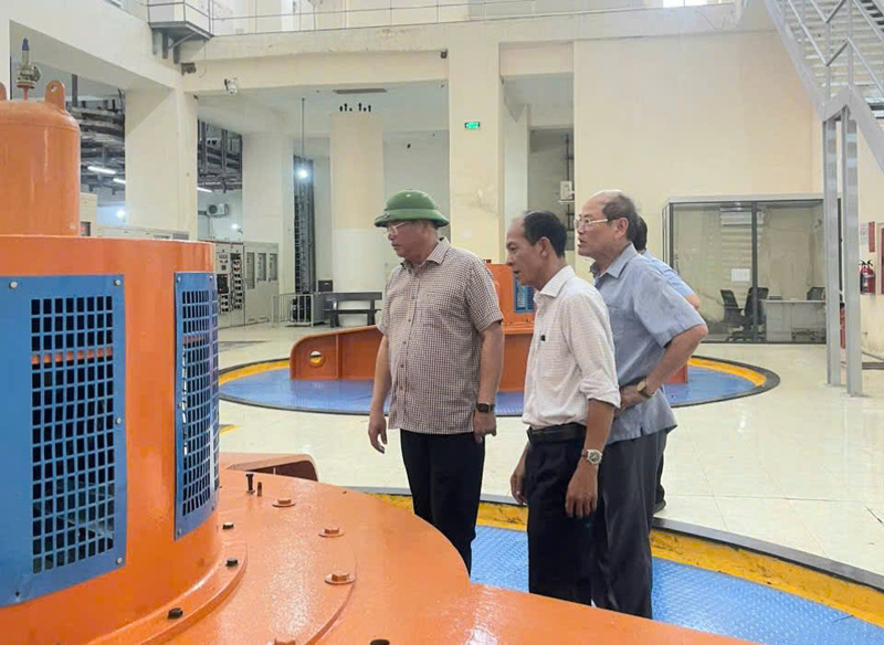 Lãnh đạo Sở Okvip tại về thành phố Huế và các đơn vị liên quan kiểm tra tại Nhà máy Thuỷ điện Bình Điền. Ảnh: Nguyễn Tuấn