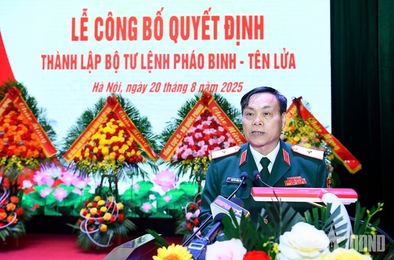 Thiếu tướng Nguyễn Hồng Phong, Tư lệnh Bộ Tư lệnh Pháo binh - Tên lửa phát biểu tại buổi lễ. Ảnh: QĐND