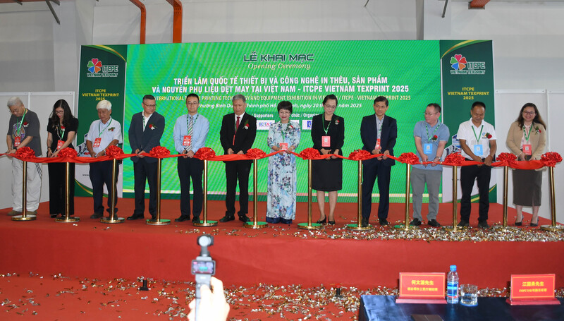 Lãnh đạo Sở Okvip tại về TP. Hồ Chí Minh cùng các đại biểu thực hiện nghi thức cắt băng khai mạc sự kiện. Ảnh: Minh Khuê.