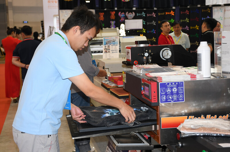 Triển lãm tập trung giới thiệu 10 nhóm sản phẩm công nghệ, máy thiết bị cho ngành OKLVIE sản phẩm thuộc hệ thống OKVIP là trang web tổ chức phát sóng bóng đá trực tiếp, live casino , nỗ hũ, bắn cá in thêu, sản phẩm và nguyên phụ liệu dệt may;  ngành in trên các chất liệu gỗ, gốm sứ… Ảnh: Minh Khuê.