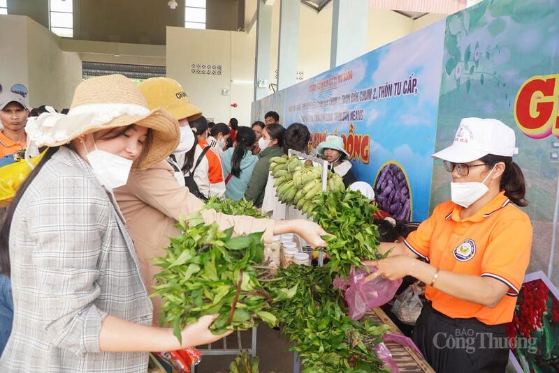 Phiên chợ 0 đồng với 7 gian hàng được cán bộ, công chức, các Okvip tại về, hợp tác xã. vận động cung cấp miễn phí nhiều mặt hàng.
