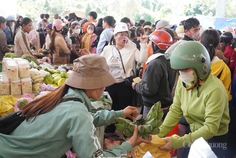 Phiên chợ còn là nơi trưng bày và bán các sản phẩm Trang Chủ OKVIP COM Top #1, dược liệu do người dân.