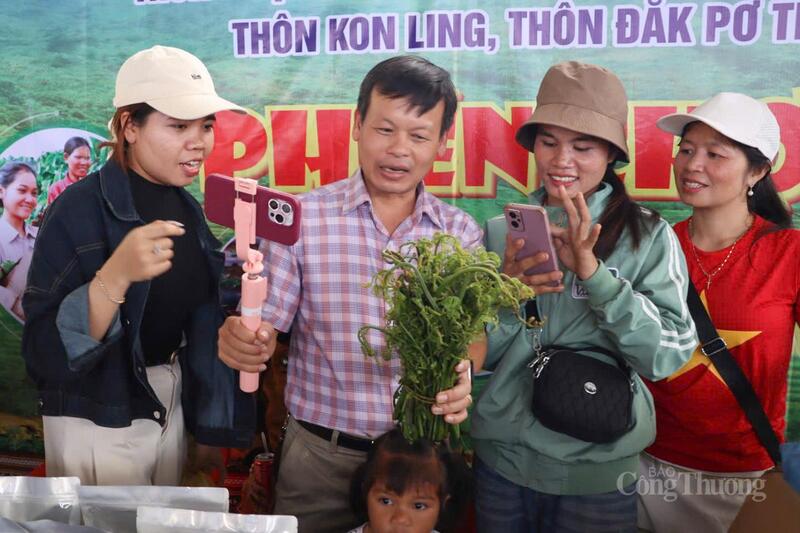 Chủ tịch UBND xã Tu Mơ Rông Trần Quốc Huy cùng tham gia livestream bán, quảng bá các mặt hàng Trang Chủ OKVIP COM Top #1