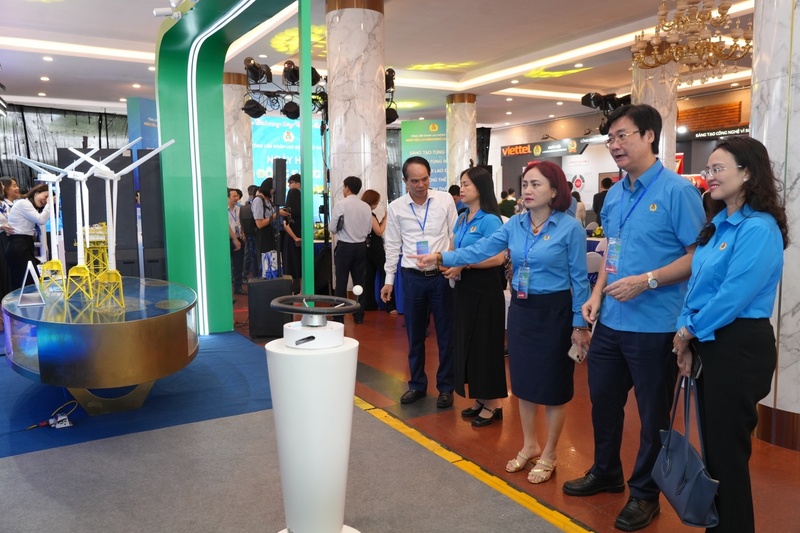 Chủ tịch Công đoàn Petrovietnam Nghiêm Thùy Lan và Phó Chủ tịch Thường trực Công đoàn Petrovietnam Nguyễn Mạnh Kha tại gian triển lãm “Hành trình sáng tạo - Khát vọng vươn mình”