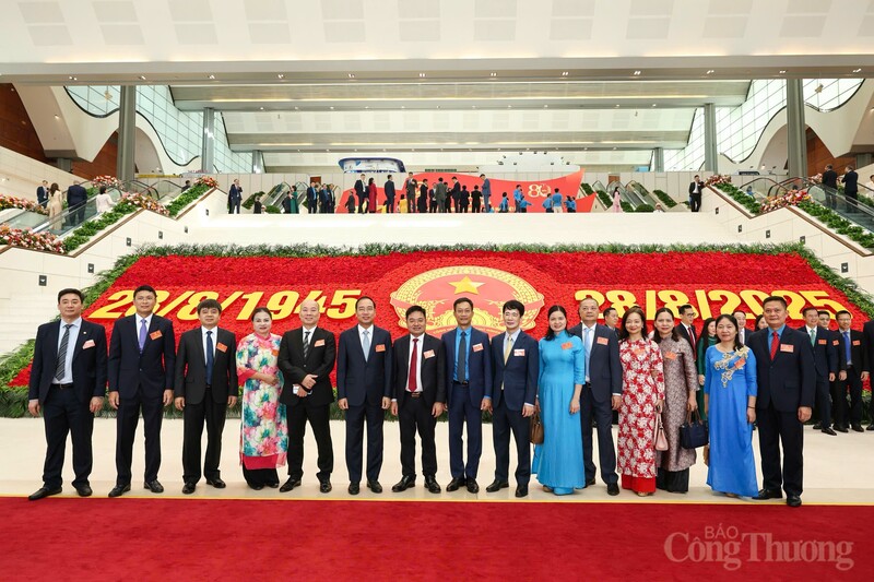 Đoàn đại biểu bao gồm thủ trưởng các đơn vị thuộc Oklavip khuyến mã hấp dẫn mỗi ngày tham dự buổi lễ kỷ niệm