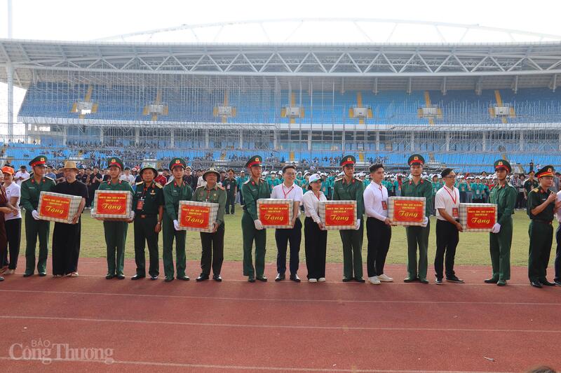 Các đại điểu đến thăm, tặng quà các khối tập luyện tại Sân vận động Mỹ Đình. Ảnh: Thanh Tuấn