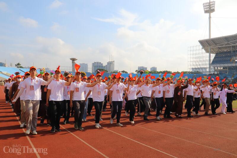Không khí rộn ràng, 13 khối quần chúng đồng loạt hợp luyện, tạo nên bức tranh nghệ thuật đầy khí thế. Ảnh: Thanh Tuấn
