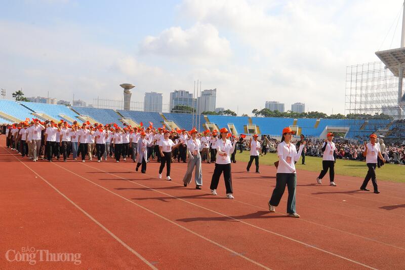 13 khối quần chúng cùng hợp luyện trong không khí sôi động, tái hiện sức mạnh cộng đồng, sẵn sàng cho ngày hội lớn A80. Ảnh: Thanh Tuấn