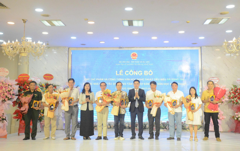 Các tác giả có tác phẩm và công trình văn học nghệ thuật tiêu biểu tại lễ công bố. Ảnh: Hà An