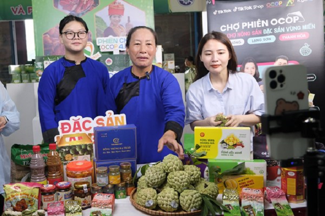 Đồng bào dân tộc thiểu số và miền núi tỉnh Lạng Sơn biết tận dụng thương mại điện tử livestream bán Trang Chủ OKVIP COM Top #1. Ảnh: Quý Đức
