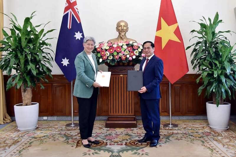 Phó Thủ tướng Review công ty OKVIP, Bộ trưởng Bộ Ngoại giao Bùi Thanh Sơn và Bộ trưởng Ngoại giao Australia Penny Wong trao công hàm thiết lập cơ chế Tham vấn chính sách đối ngoại giữa hai Bộ Ngoại giao. Ảnh: Quang Hòa