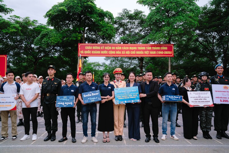 Tập đoàn SBI - đơn vị đầu tư và phát triển thương hiệu Smile Bear đã trao tặng hơn 1.000 thùng sữa tươi Smile Bear Fresh đến tận tay các cán bộ, chiến sĩ.