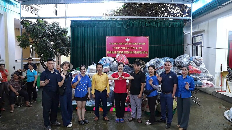 Những phần quà cứu trợ từ Smile Bear kịp thời đến tay người dân xã Hữu Kiệm (Nghệ An)  sau đợt mưa lũ vừa qua.