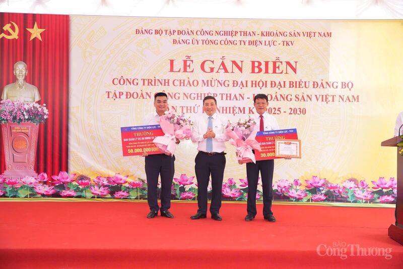 Bí thư Đảng ủy Tổng công ty Điện lực TKV Ngô Trí Thịnh trao tặng khen thưởng cho các đơn vị có thành tích xuất sắc trong triển khai dự án