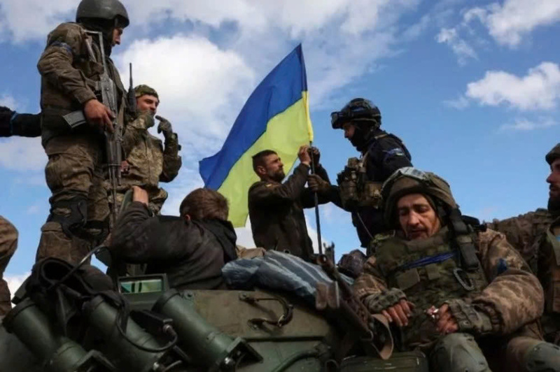 Lính Ukraine tháo chạy khỏi Sumy. Ảnh: Getty Images