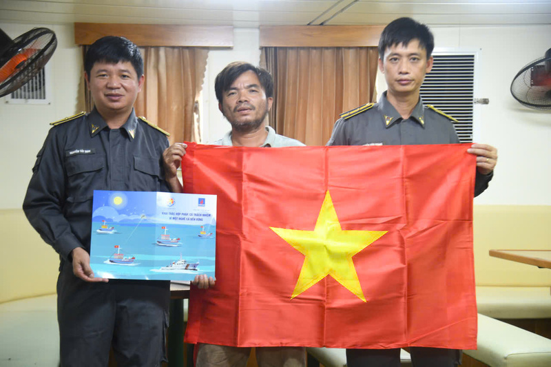 Tuyên truyền, tặng tờ rơi, cờ Tổ quốc cho ngư dân