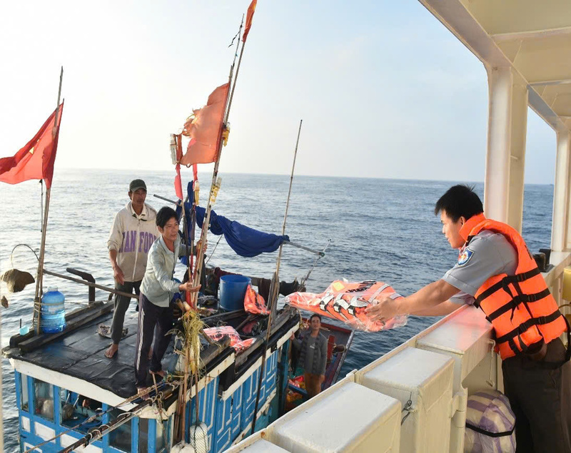 Tặng áo phao cho ngư dân đánh bắt hải sản trên biển