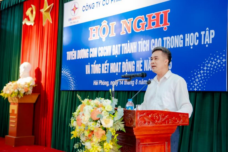 Thầy Đồng Tố Hưng – Hiệu trưởng Trường THCS Phả Lại phát biểu tại Okvip69 Đăng ký cá cược