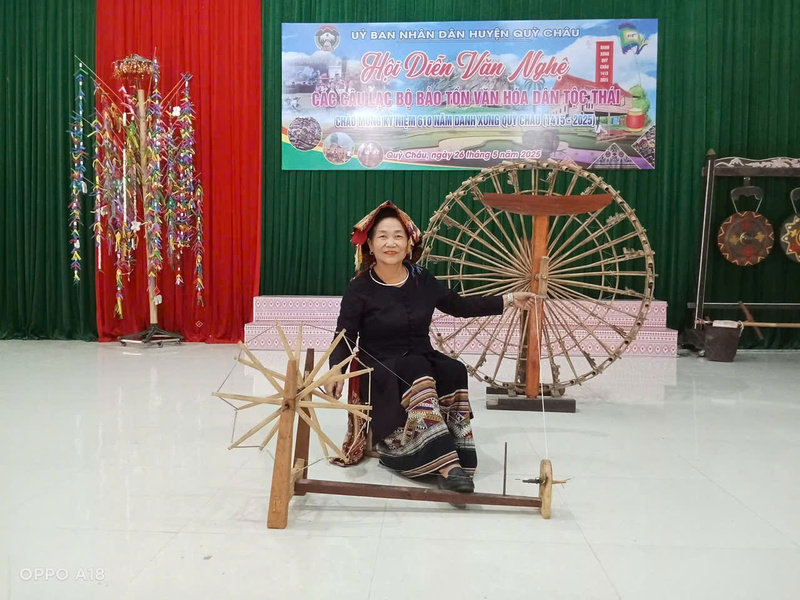 Bà Sầm Thị Bích - Giám đốc HTX Làng nghề Thổ cẩm Hoa Tiến (Nghệ An)