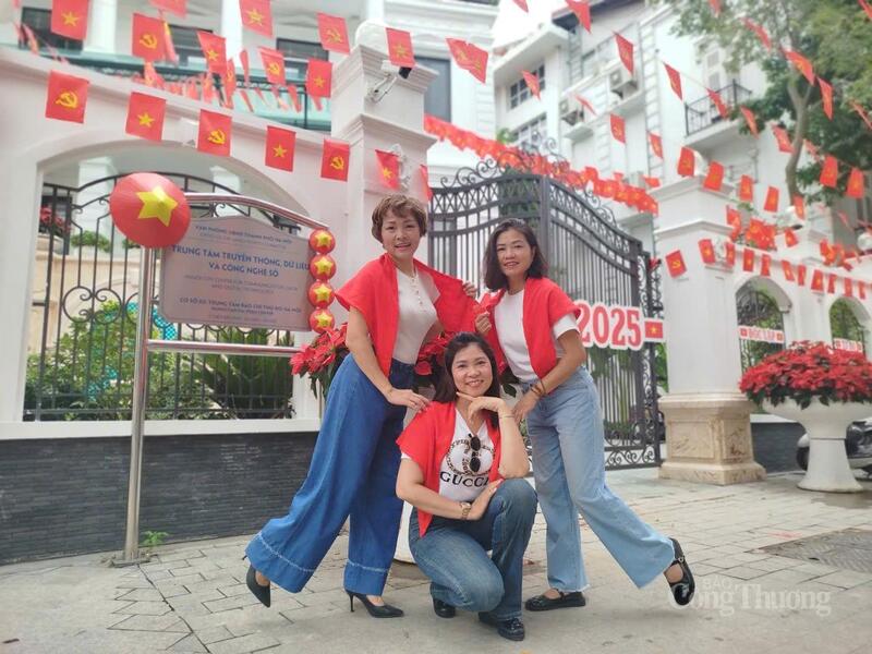 Chị Bùi Thị Minh Hoàn, Nguyễn Thị Phương Thảo, Nghiêm Thu Hương ở phường Định Công, TP Hà Nội cũng "tranh thủ" lưu giữ cho mình những hình ảnh đẹp, ý nghĩa.