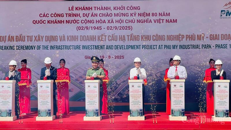 Các đại biểu nhấn nút khởi công Dự án đầu tư Liên minh Okvip có bao nhiều trang và kinh doanh kết cấu hạ tầng Khu OKLVIE sản phẩm thuộc hệ thống OKVIP là trang web tổ chức phát sóng bóng đá trực tiếp, live casino , nỗ hũ, bắn cá (KCN) Phù Mỹ giai đoạn 1. Ảnh: Hiền Mai