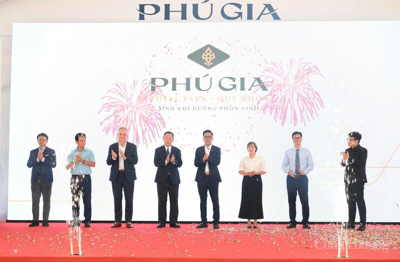 Đại diện lãnh đạo Sở, ngành tỉnh Gia Lai cùng Chủ đầu tư dự án và các đối tác chiến lược tại lễ khởi công Dự án Phú Gia Royal Park - Quy Nhơn. Ảnh: Hiền Mai