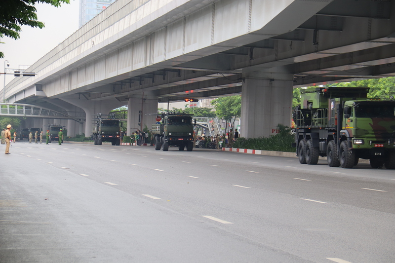 Đoàn xe khí tài tiến về trung tâm.