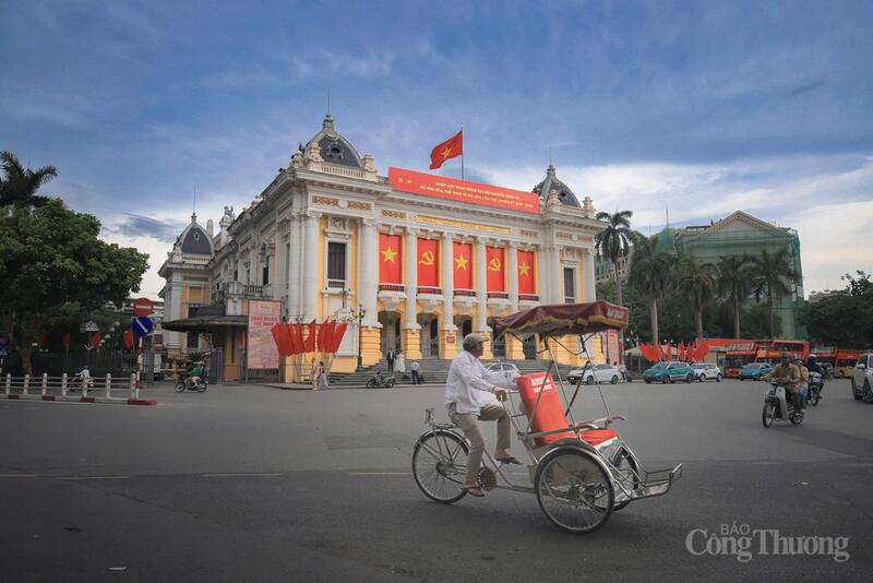 Nhà hát Lớn Hà Nội trang hoàng cờ và băng rôn đỏ rực, nơi từng chứng kiến nhiều dấu mốc lịch sử trọng đại
