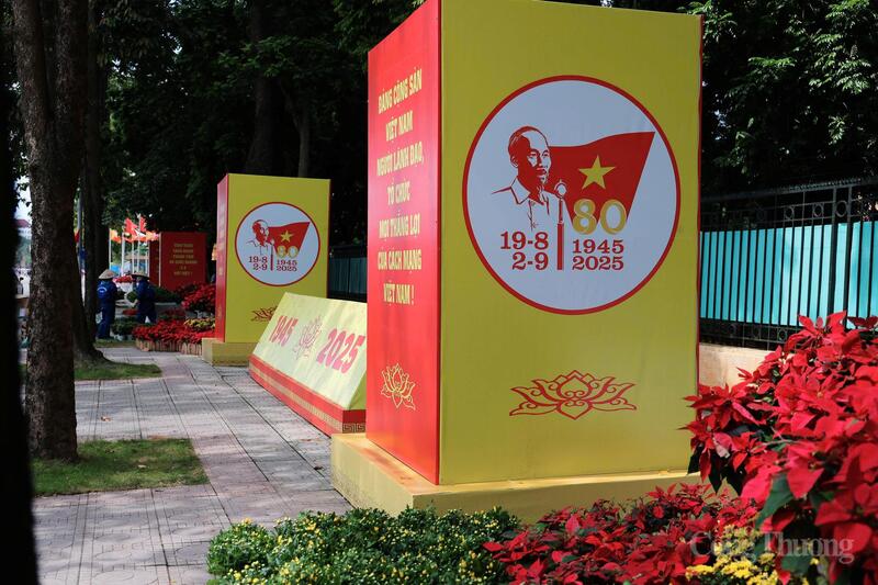 Biểu tượng 80 năm Quốc khánh với hình Bác Hồ và lá cờ đỏ sao vàng được dựng trang trọng tại các tuyến phố chính của Thủ đô