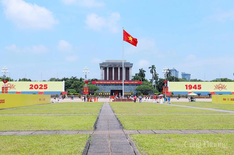 Quảng trường Ba Đình uy nghiêm, cờ Tổ quốc tung bay trước Lăng Chủ tịch Hồ Chí Minh