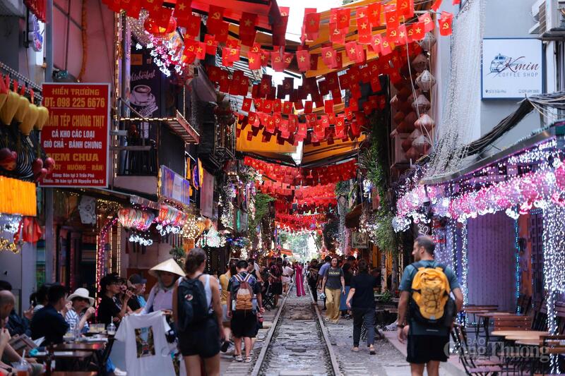 Phố đường tàu Phùng Hưng nhộn nhịp, treo kín cờ hoa, trở thành điểm nhấn văn hóa OKLVIE sản phẩm thuộc hệ thống OKVIP là trang web tổ chức phát sóng bóng đá trực tiếp, live casino , nỗ hũ, bắn cá độc đáo mùa lễ hội