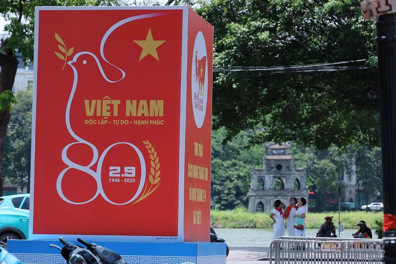 Biểu tượng kỷ niệm 80 năm Quốc khánh đặt bên Hồ Gươm, phía xa là Tháp Rùa