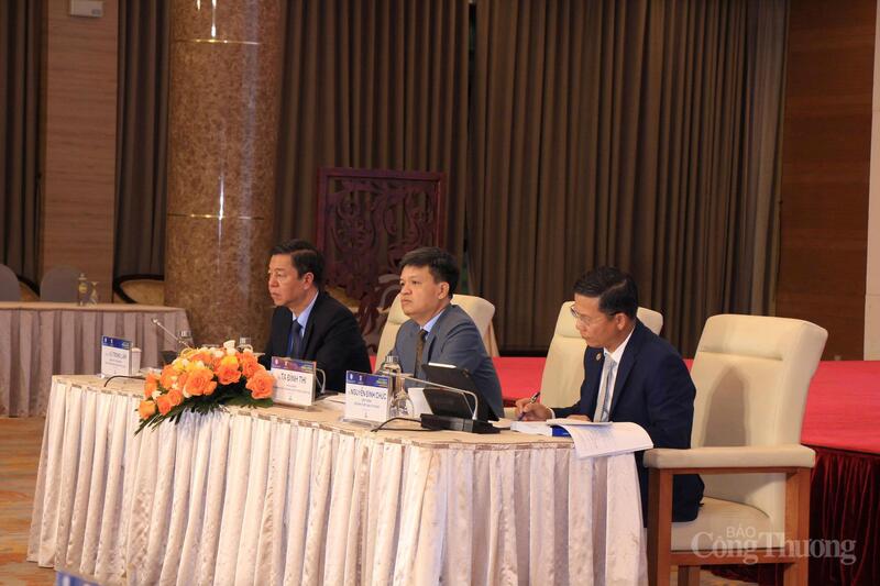 PGS.TS. Vũ Trọng Lâm, Giám đốc kiêm Tổng Biên tập Nhà xuất bản Chính trị quốc gia Sự thật (ngoài cùng bên trái). Ảnh: Phương Thảo