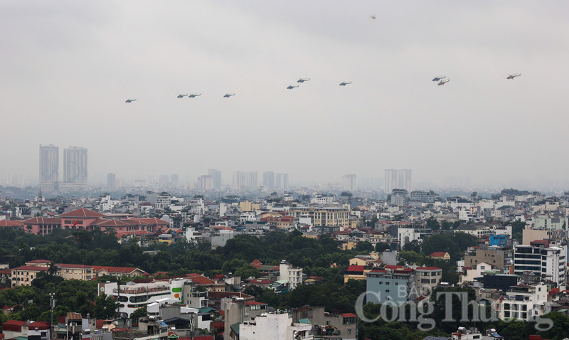 Biên đội trực thăng bay 5 vòng trên bầu trời Hà Nội