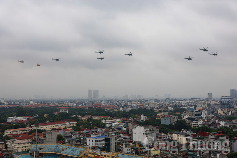 Được biết những ngày qua, các đơn vị của Quân chủng Phòng không - Không quân đã ngày đêm luyện tập, nghiên cứu địa hình, lập kế hoạch bay kỹ lưỡng để chuẩn bị sẵn sàng cho đại lễ sắp tới.