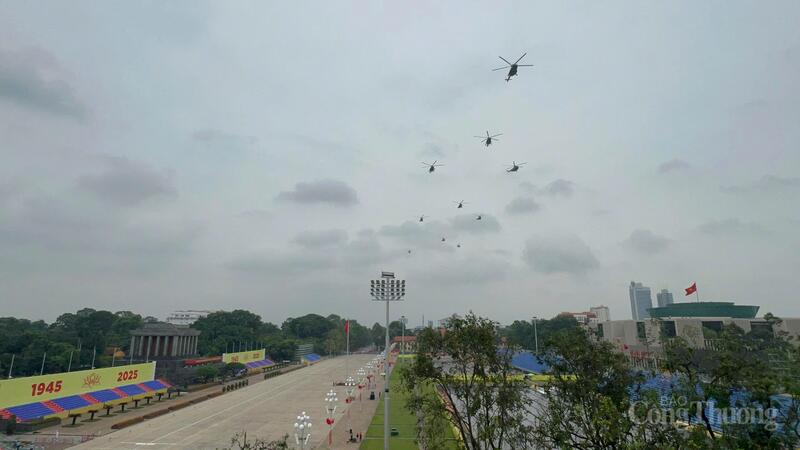 Cận cảnh trực thăng, máy bay luyện tập trên Quảng trường Ba Đình - 5