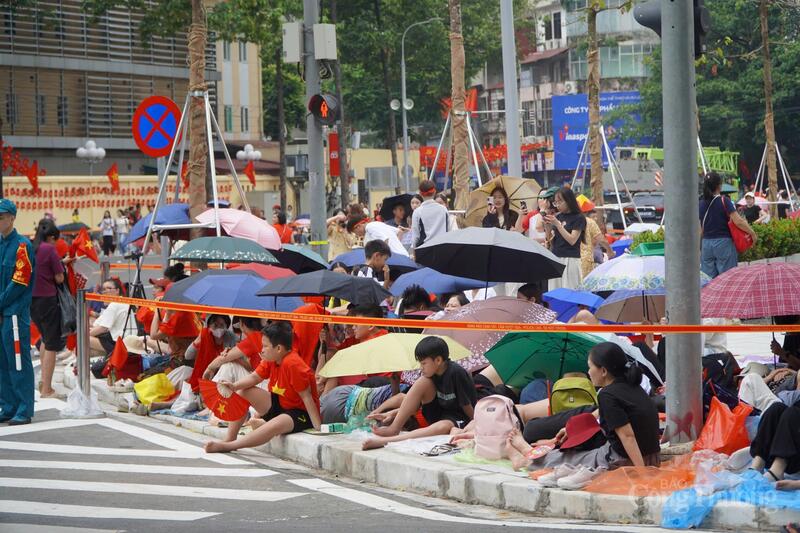 "Hành trang" đi xem tổng hợp luyện diễu binh, diễu hành của người nhiều là bạt để trải ngồi, là áo mưa, là ô, là nước uống...