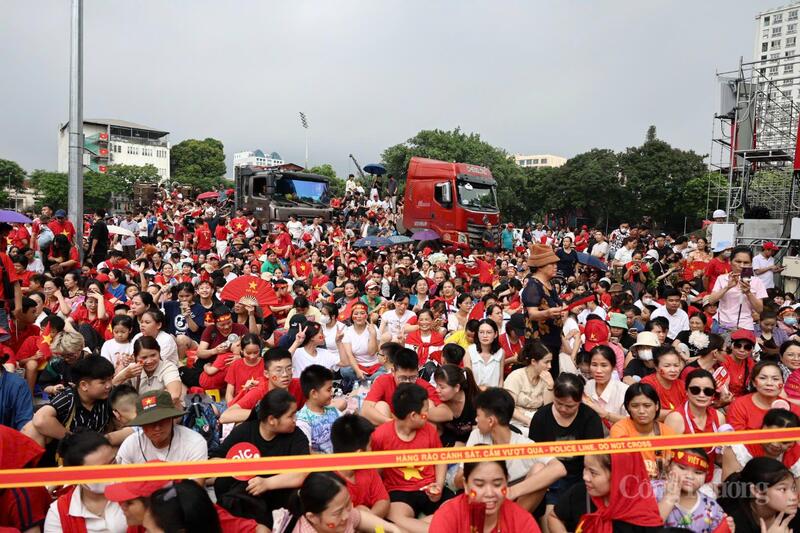 16h chiều ngày 21/8, theo ghi nhận của phóng viên Liên Minh OK VIP Giải Trí Cá Cược World Cup 2026, "biển người" đã và đang đổ về Quảng trường Ba Đình và các khu vực xung quanh xem diễu binh, diễu hành.