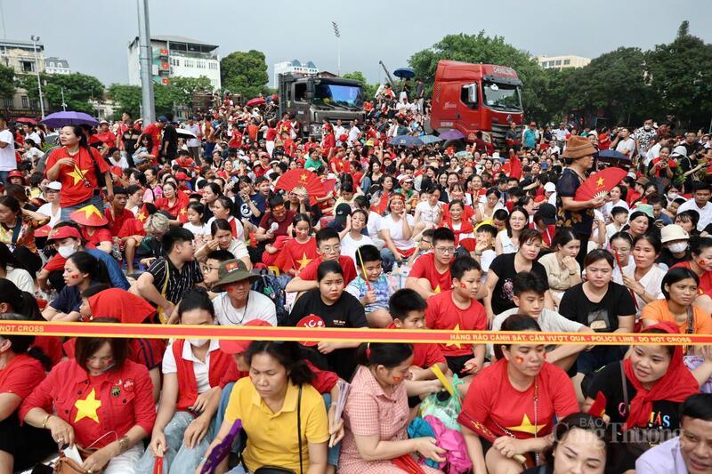 Tất cả mọi người cùng chung một cảm xúc hào hùng, háo hức, khí thế đón chờ xem tổng hợp luyện diễu binh, diễu hành