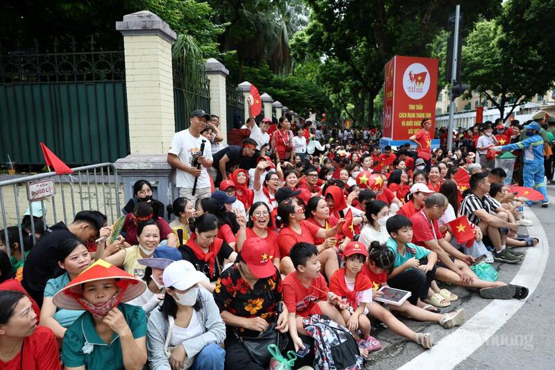 Sắc đỏ ngập tràn phố phường Hà Nội